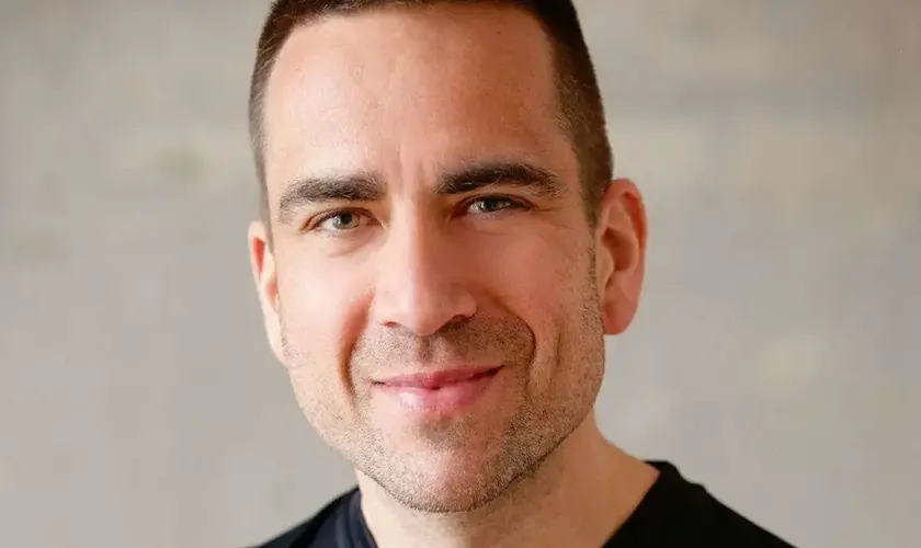Daniel Phiesel im schwarzen T-Shirt mit dem Aufdruck „Stark machen für Rheinbach.“